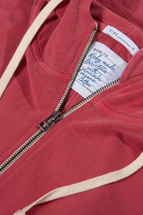 Sudadera roja Bonito algodón orgánico peruano capucha cremallera detalle Etiqueta hecho en Barcelona
